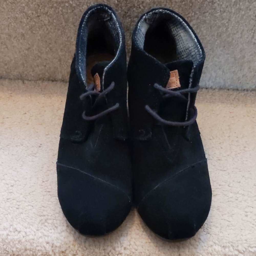 Tom's black desert suede booties